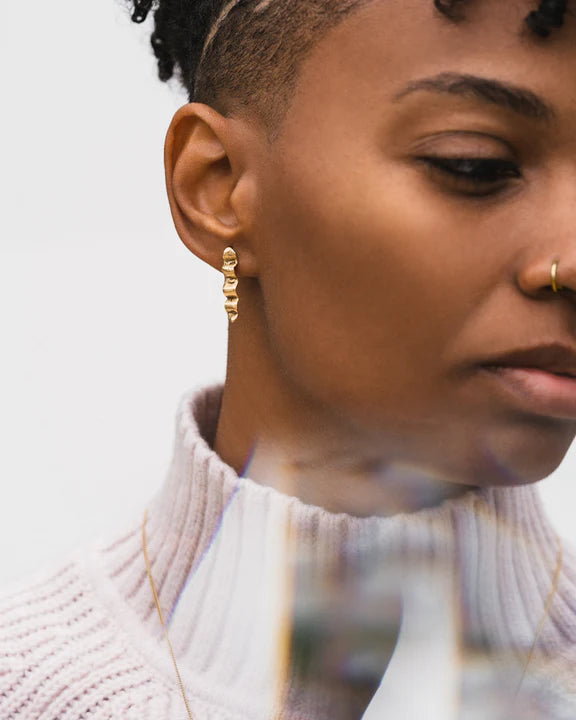 Tilly Doro Wave Studs: Gold