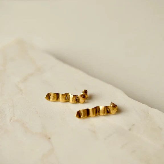 Tilly Doro Wave Studs: Gold